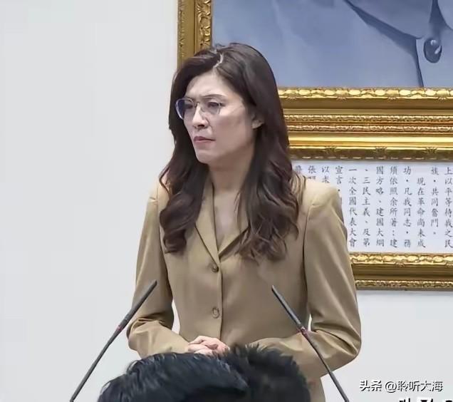 马英九基金会风波愈演愈烈，眼看蓝营就要分裂，郑丽文的一番表态，堪称化解危机的教科