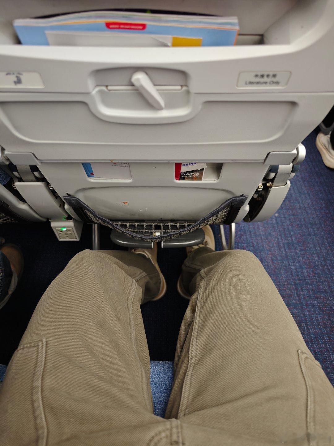 去趟北京，拍两款新车，晚上就回来。今天坐的是国航大飞机，老是老了点，但是每个座椅