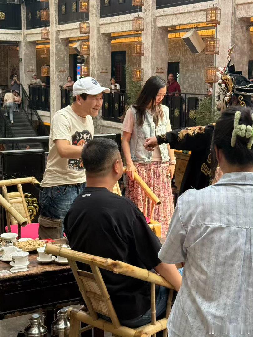 成都茶馆偶遇赵传 赵传明确表示不焦虑AI，因为他相信真实的感情和岁月积累无法被算