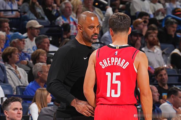 乌度卡表示谢泼德的防守赌博成功时能带来巨大优势，但失位时也会让球队陷入被动，这需