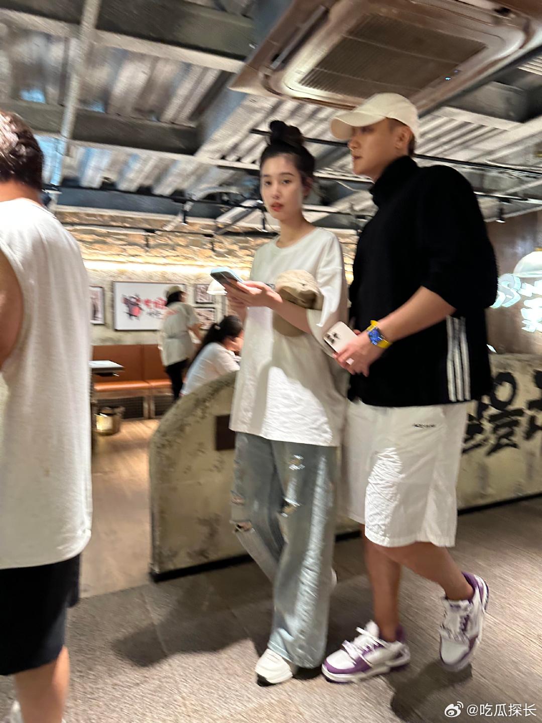 网友烤肉店偶遇黄子韬徐艺洋网友在烤肉店偶遇黄子韬徐艺洋，好低调的两口子。吃饭偶遇