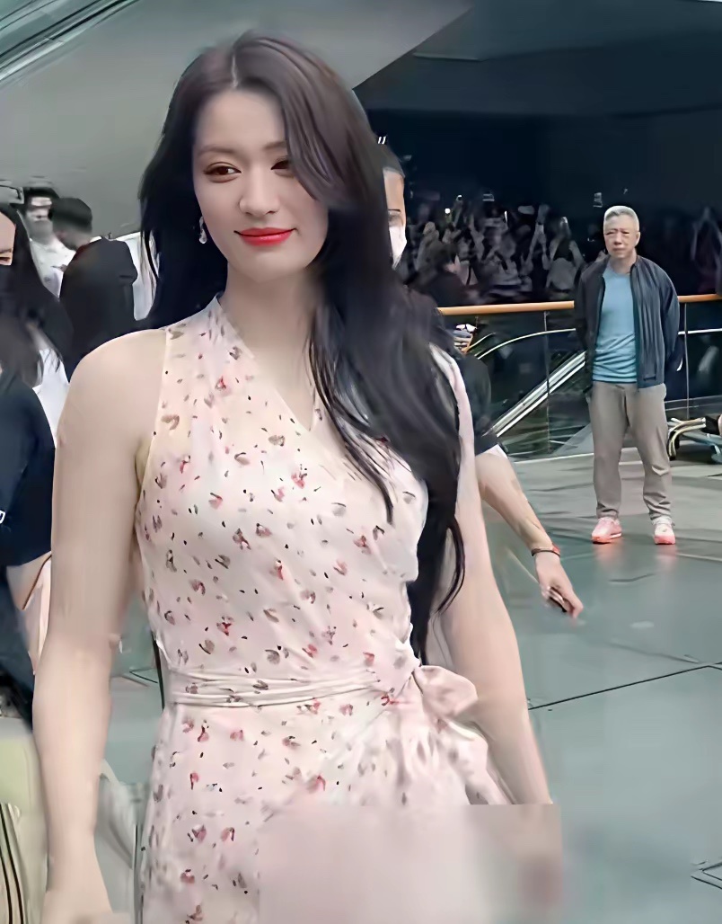 我知道王楚然可是娱乐圈公认的大美女，但为啥我老是觉得她又美又不美的感觉呢？看五官