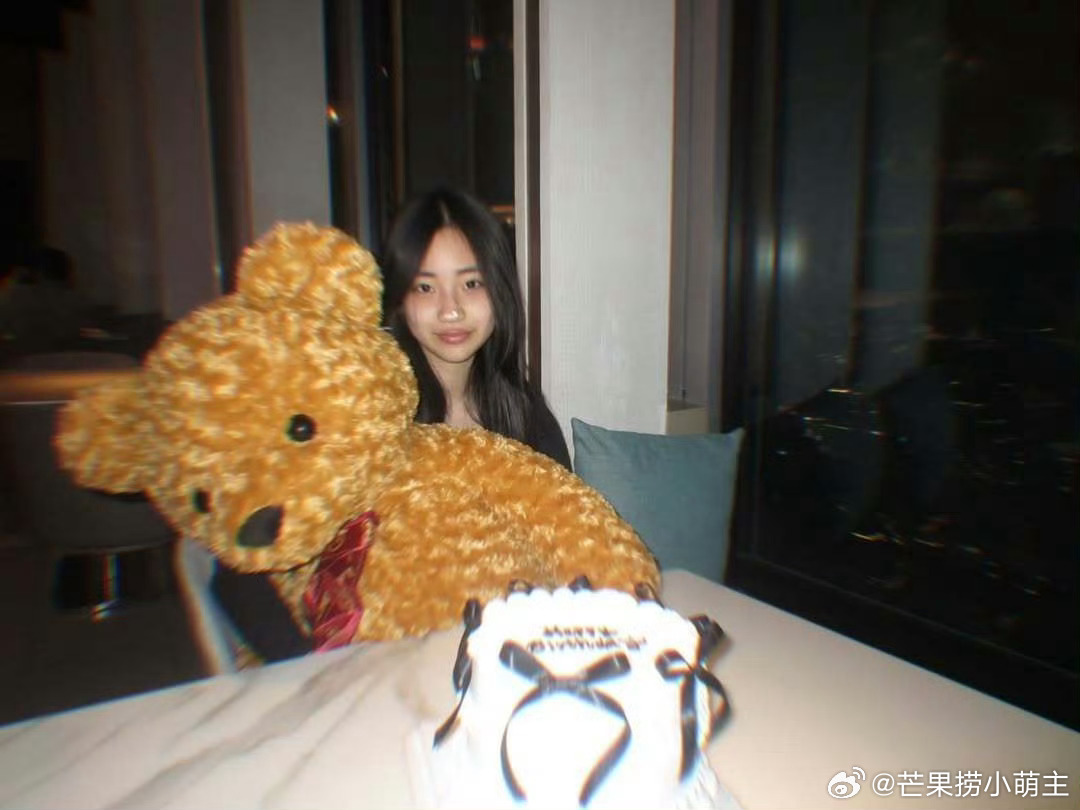 小S给14岁小女儿庆生小S小女儿14岁了 小S小女儿14岁生日，亲妈小S搞怪送祝