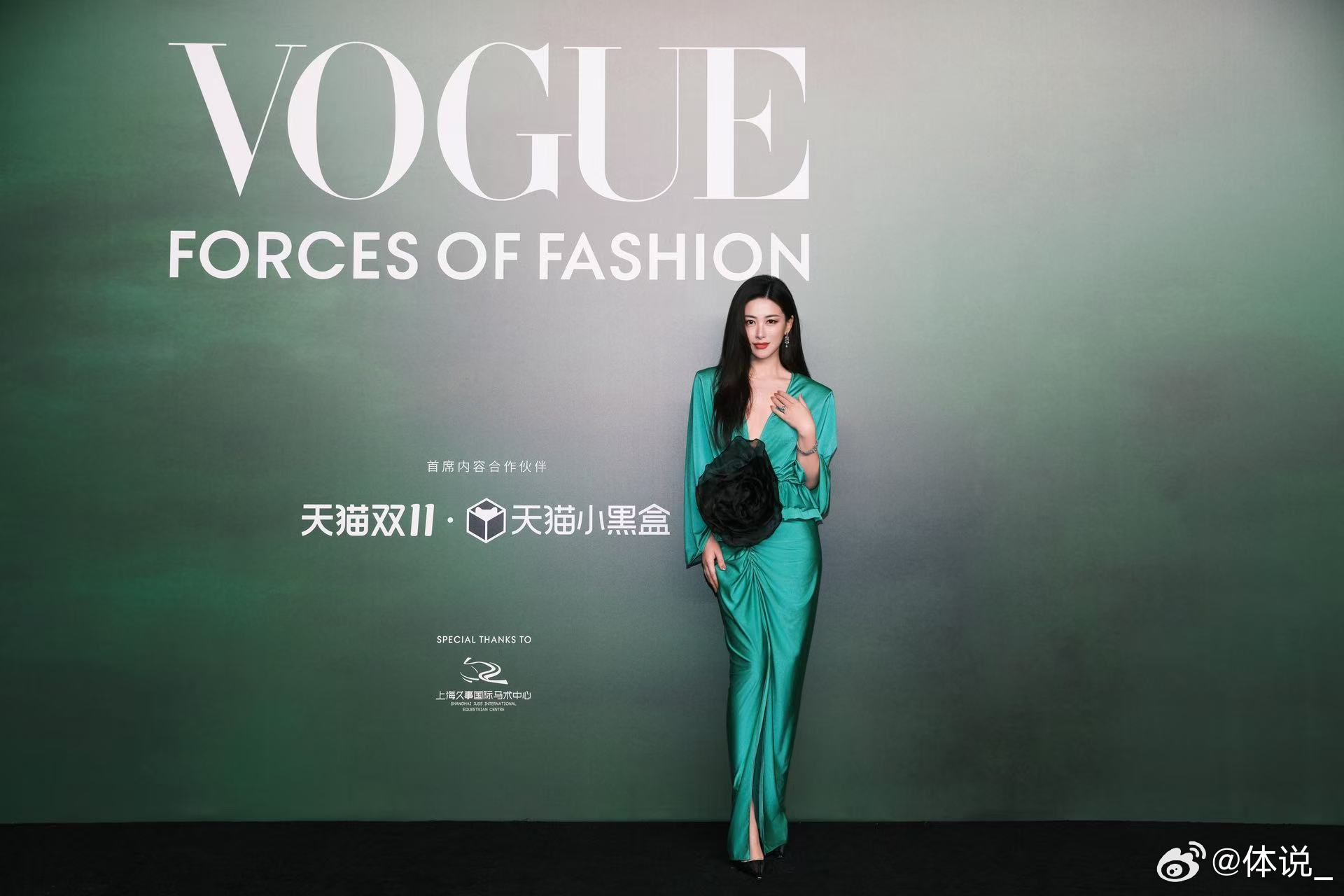  朱珠胸前好大一朵黑玫瑰  朱珠Vogue红毯太会穿！胸前黑玫瑰吸睛满分，动作间