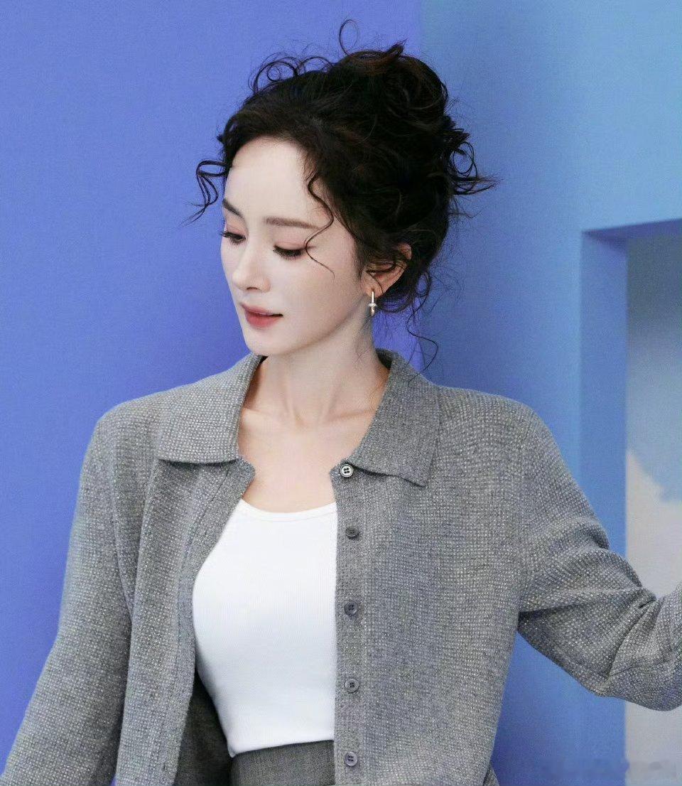 杨幂直播的羊毛卷做成这样了 在我女神的头上干什么造型师[无聊][无聊][无聊]幸