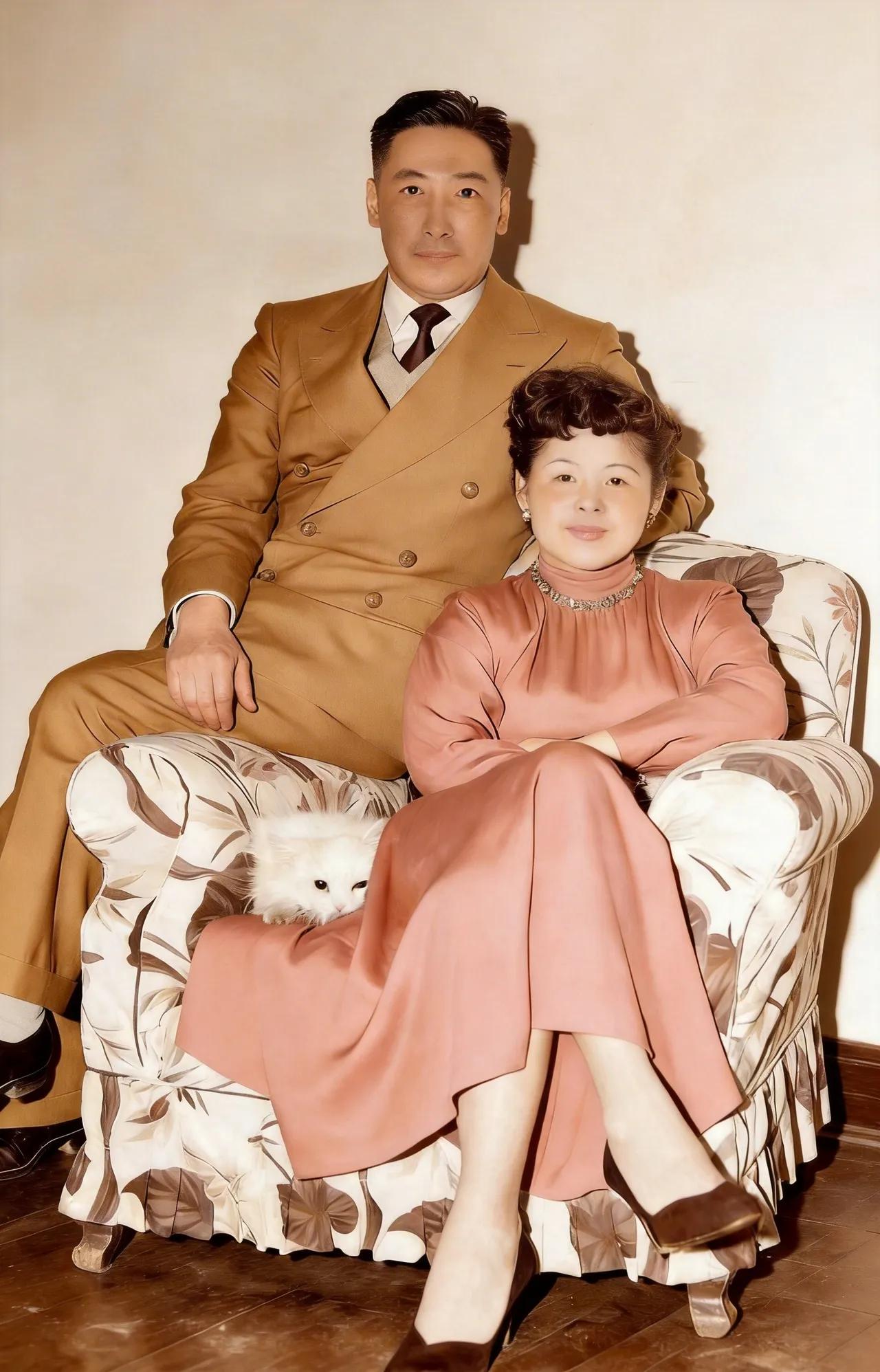 这是1951年蒋建镐与第一任妻子石静宜。此时，石静宜的颜值虽然早已无法与年轻时相