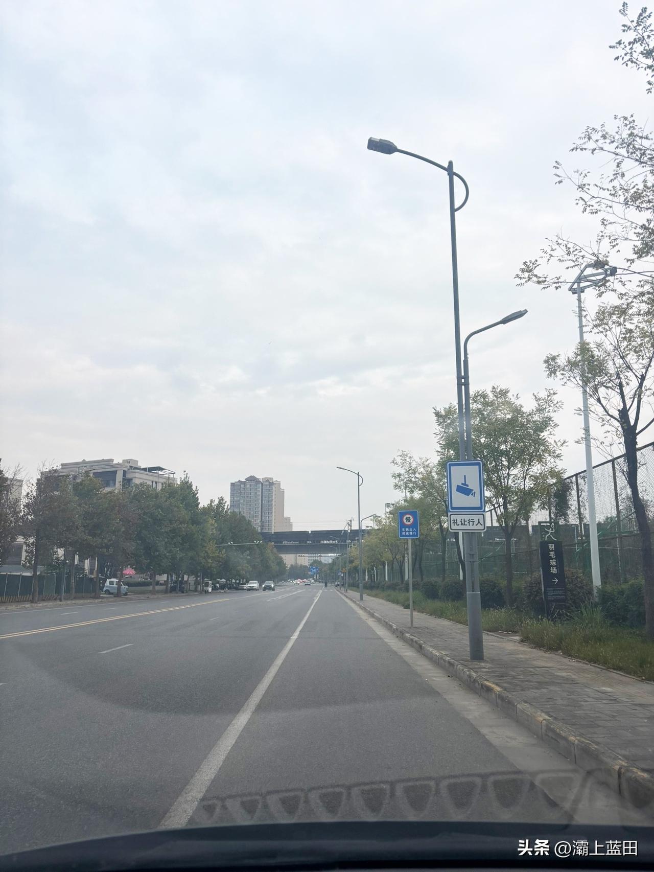西安柳雪路车不让人抓拍，这条路上最少有三处车不让人抓拍点，以前被拍过两次，一次是