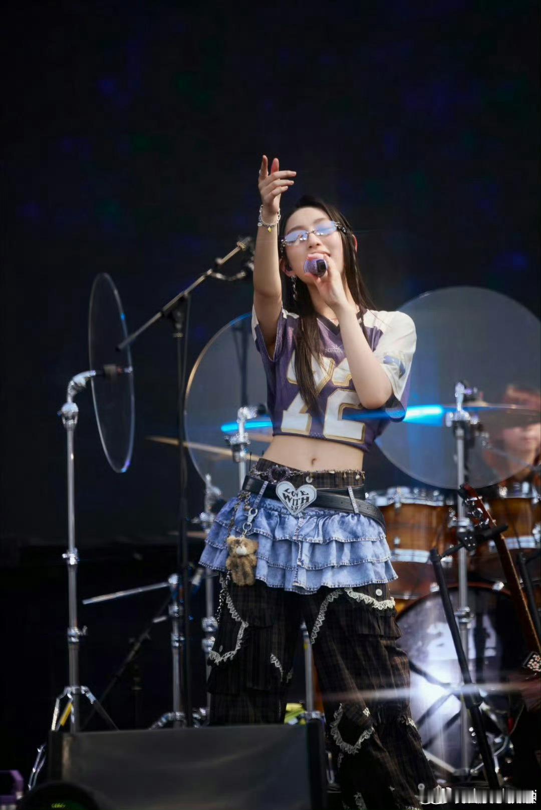 炎明熹留下吧🎵从低音铺垫到高音爆发层次分明，原汁原味港乐直击人心，优秀的实力配
