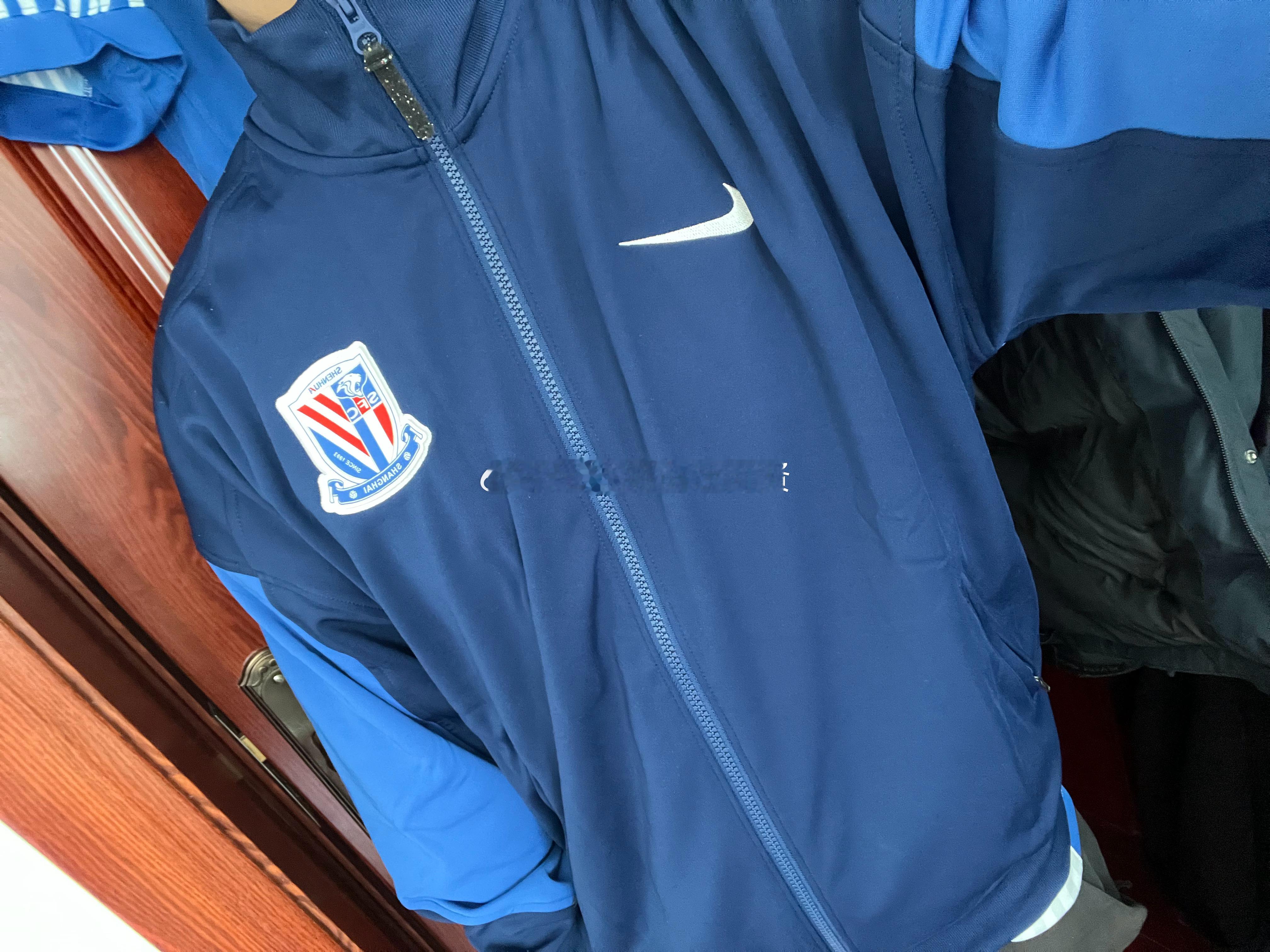穿新衣服上班！（这件是第一批市售产品中，非球衣里最适合我这个中登的） 耐克[超话