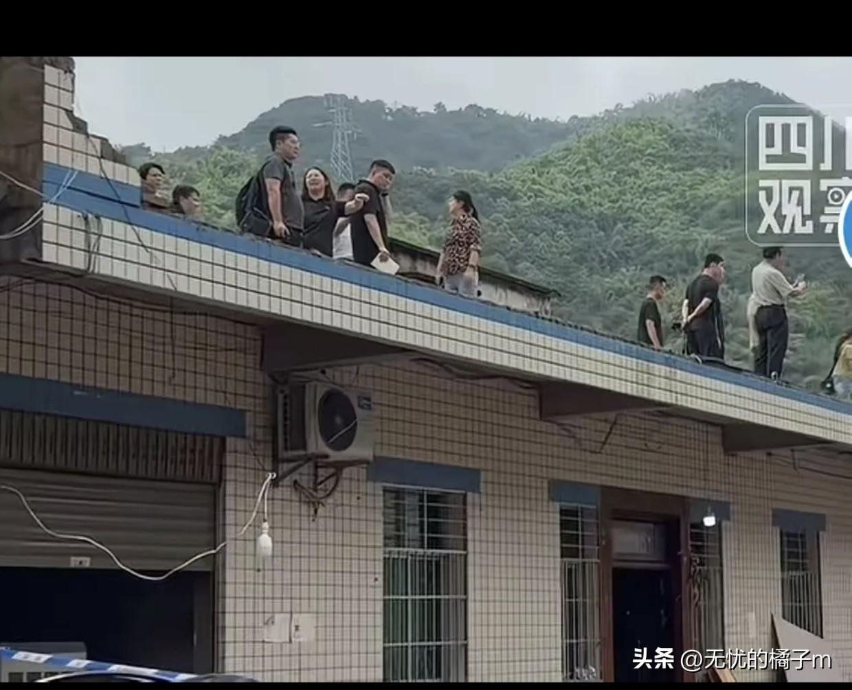四川宜宾这出人命的事，根本原因就是搭棚子的时候没有考虑周全，把雨棚接到只能挡水的