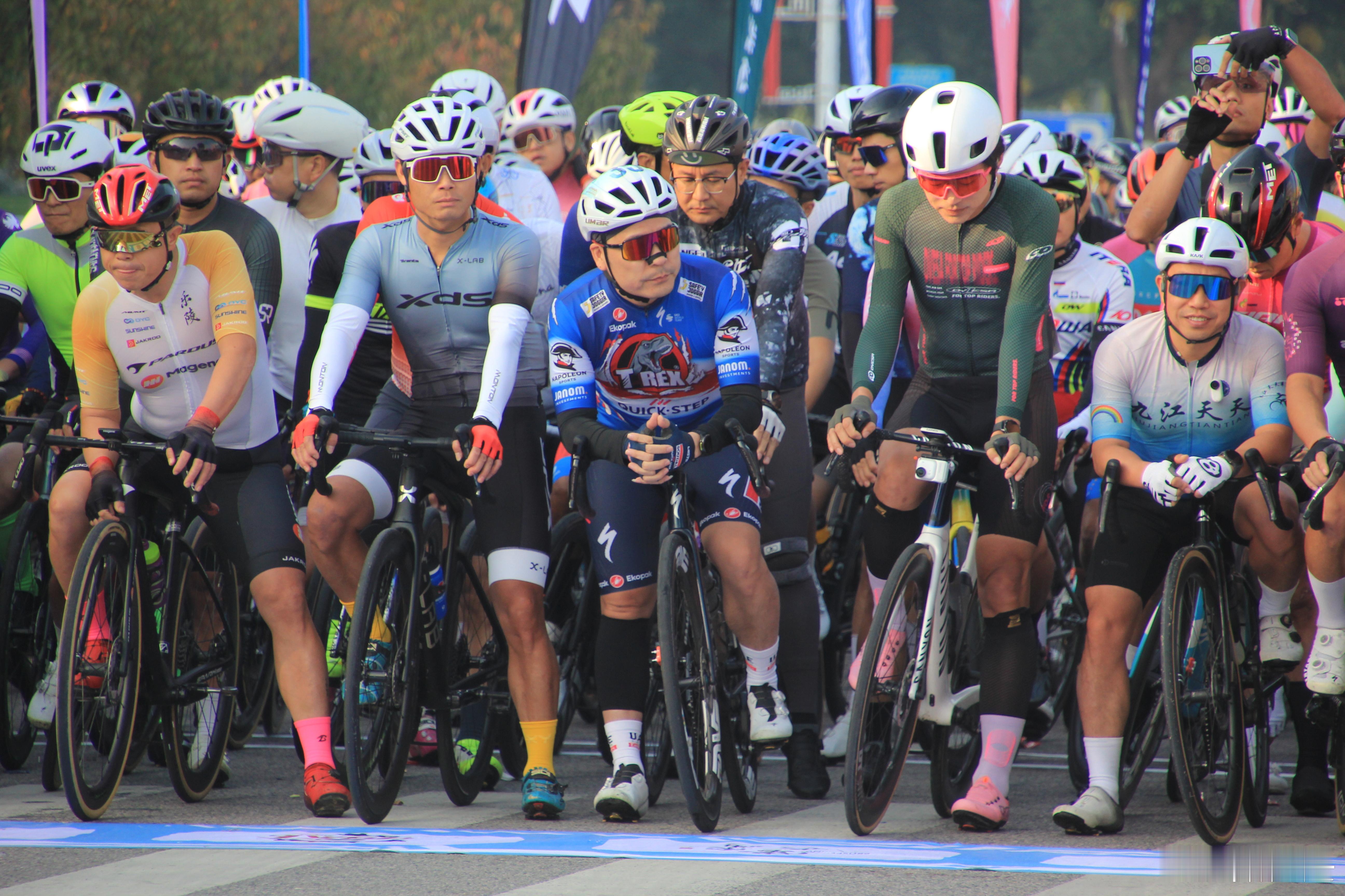 2025湖州长兴太湖9号公路自行车公开赛开幕啦，这场赛事不仅是一场速度的较量，更