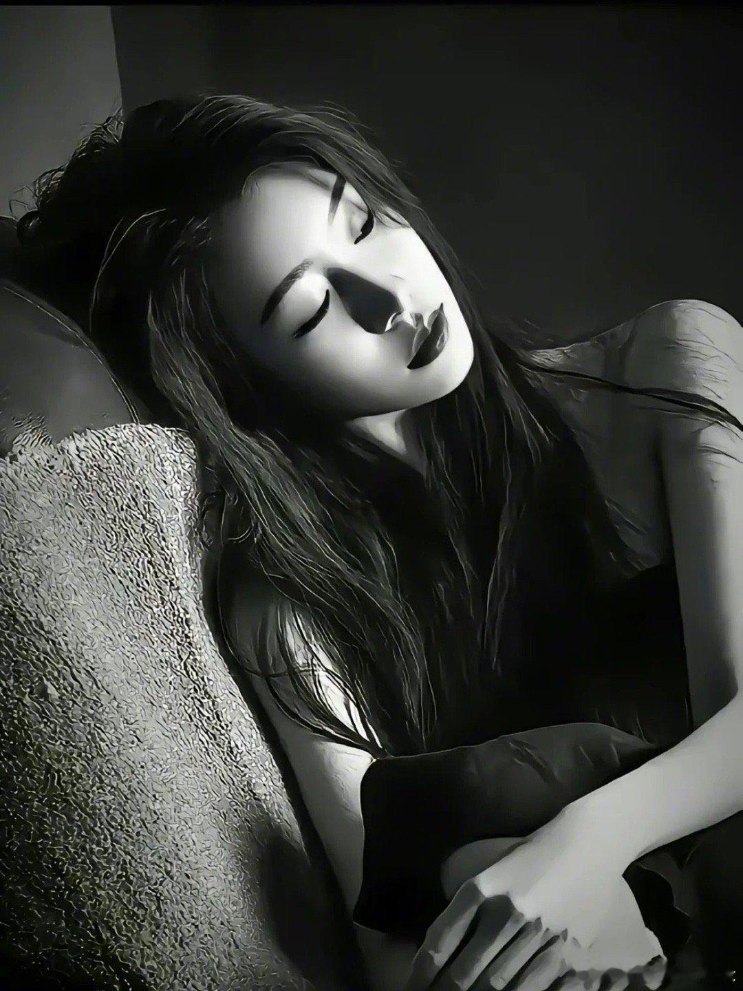 夜深人静的时候，躺在床上仔细想想，人活着真的不容易，复杂的社会，看不透的人心，放