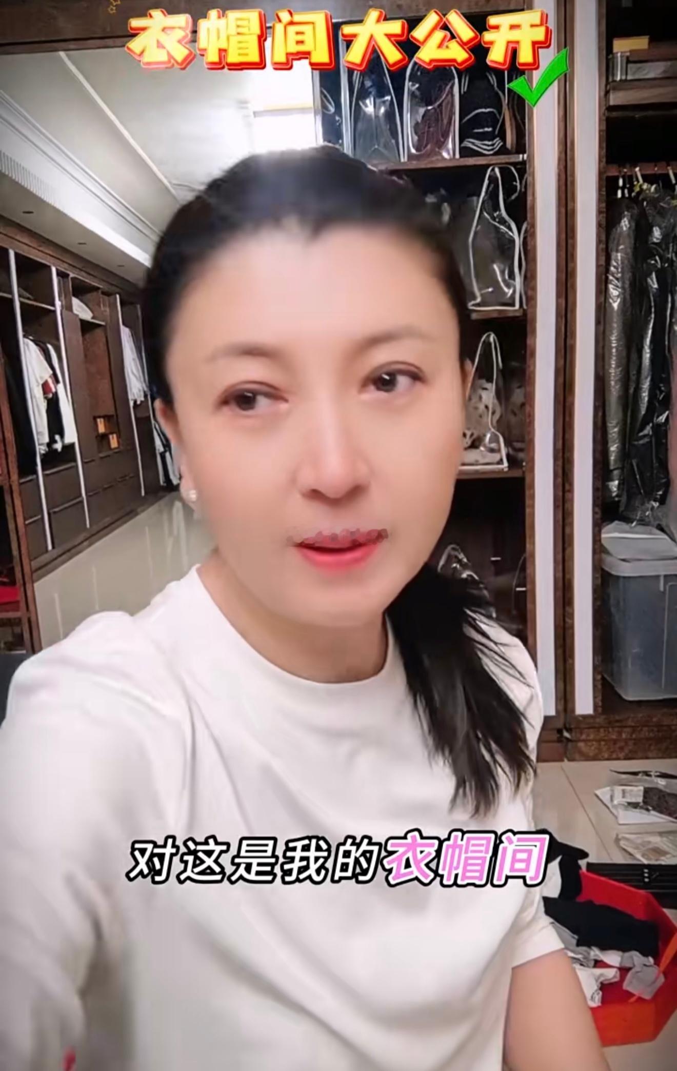 演员闫学晶直播“哭穷”引争议，称儿子年收入仅几十万无法承担一家开销，其代言的品牌