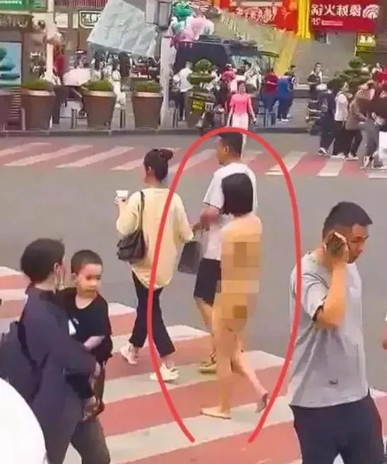 女子为报复男友裸体上街，到底发生了什么？如果你欺骗我，我会在街上赤身裸体，
问你