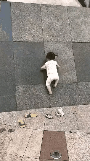 图1：不得不说在攀爬这方面，小女孩还是有一些天赋。