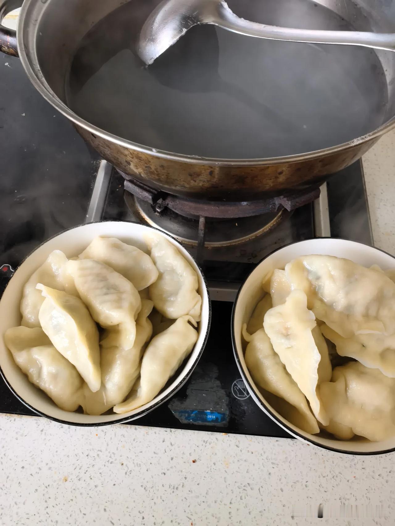 现在生活条件好了，一到快吃饭的时候，都不知道该吃啥。

老婆说，要不咱吃饺子吧！