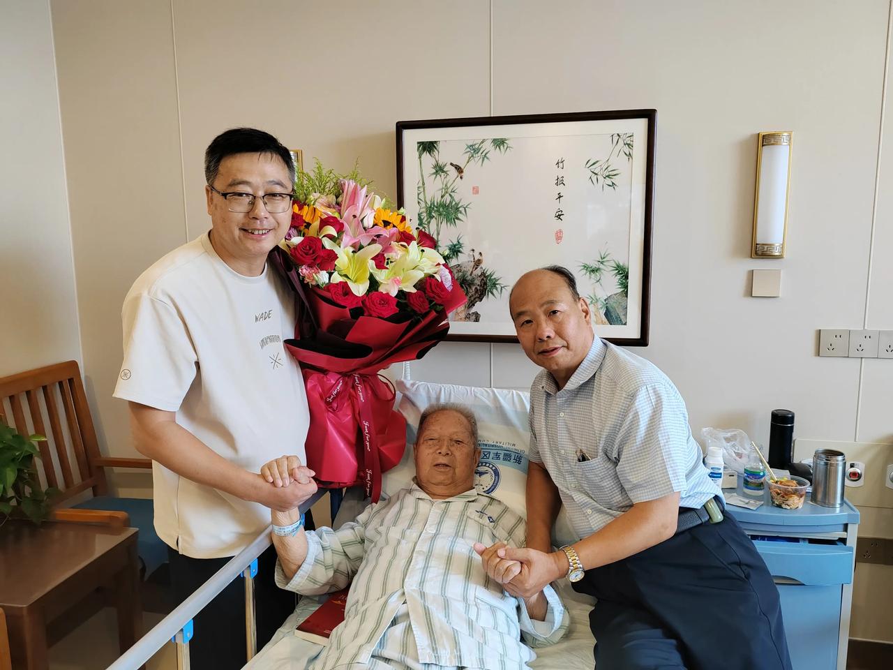 今日立秋，在秋高气爽时刻，陪阿里老战友郑继峰到军区总院，探望了阿里老首长袁将军，