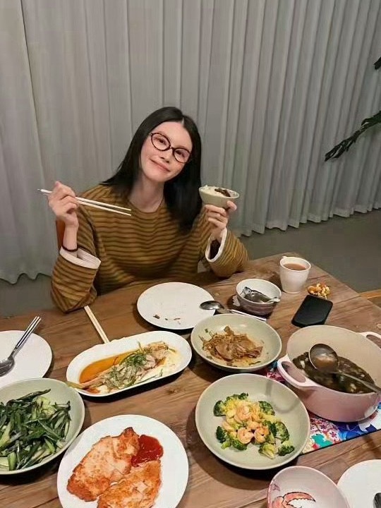 何穗晒出陈伟霆做的五菜一汤，有了老公生活就是幸福啊 