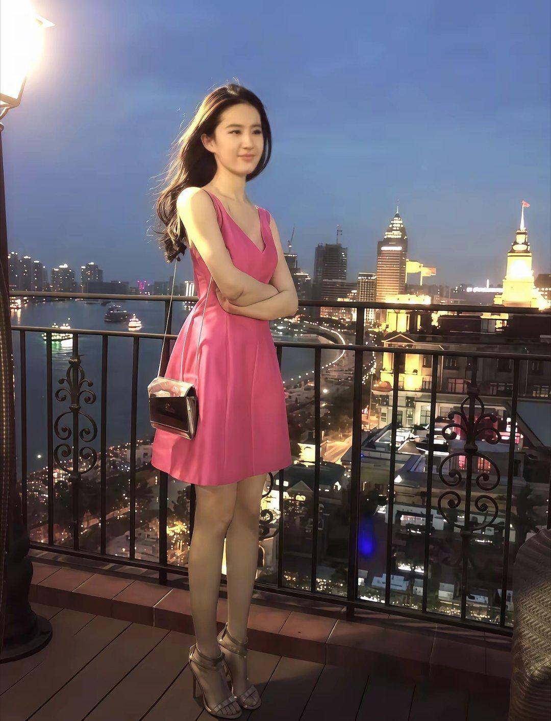 神仙姐姐，仙气飘飘，她不挎小包的话，她可能就更完美了。