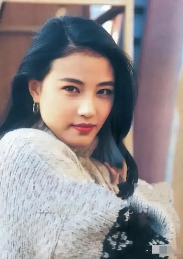 看到这张照片，顺手截了下来。真好看啊！无论你处在那个年代看，她都好看。

周海媚