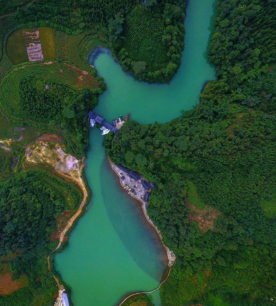 暑期游云南清凉曲靖谁懂啊，从35℃的城市跑来曲靖，我带的防晒装备全白背了。本来计