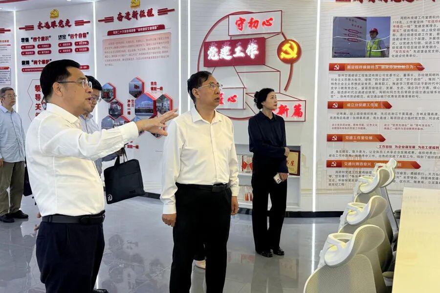 5月26日上午，江苏师范大学校长杜增吉率队到徐州市交通工程总承包有限公司，围绕“