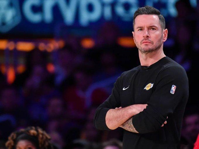 中场雷迪克接受采访湖人记者：“你在防守端看到了什么？”雷迪克：“不多”记者：“还