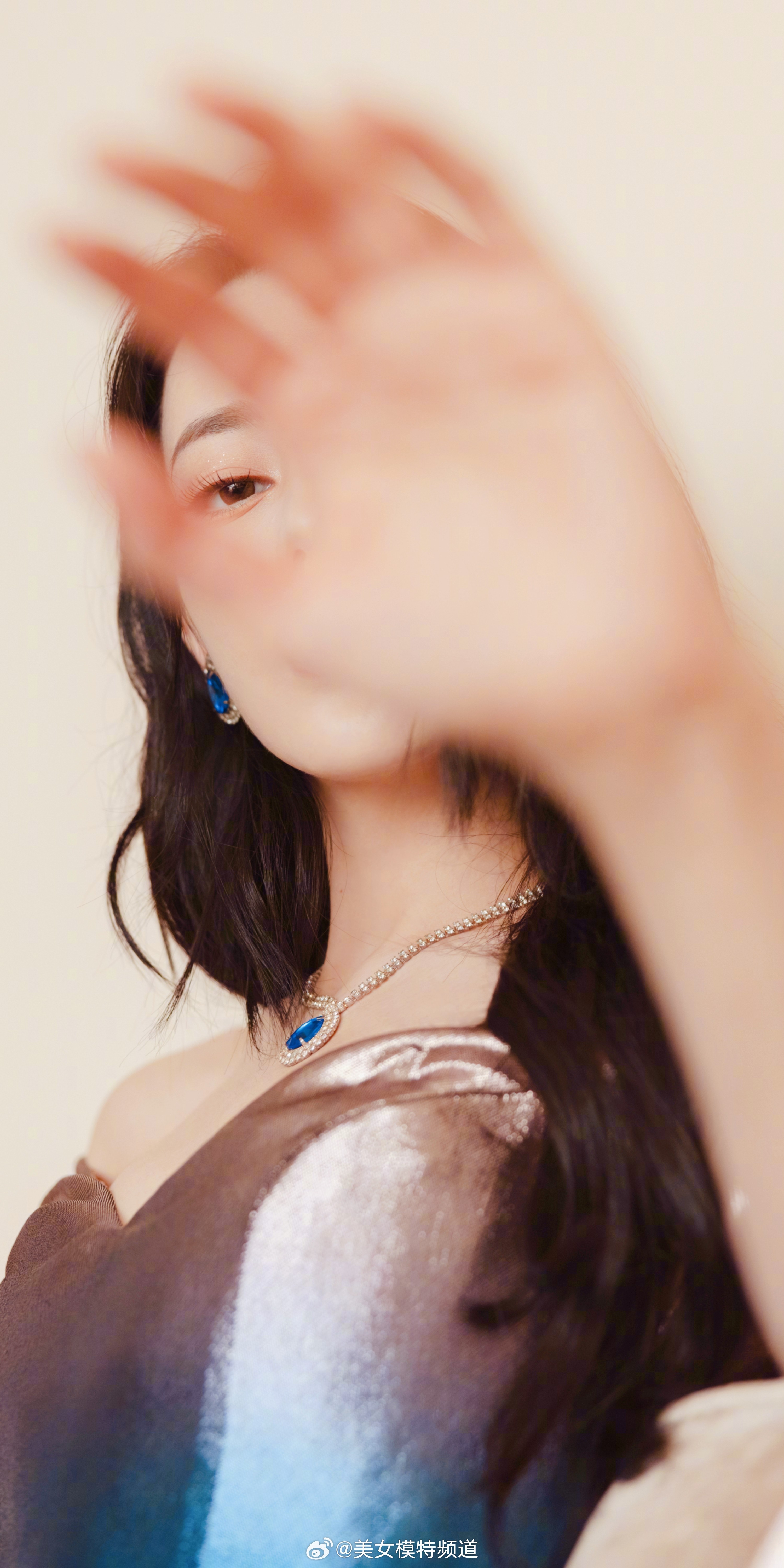 迪丽热巴卷发红唇 