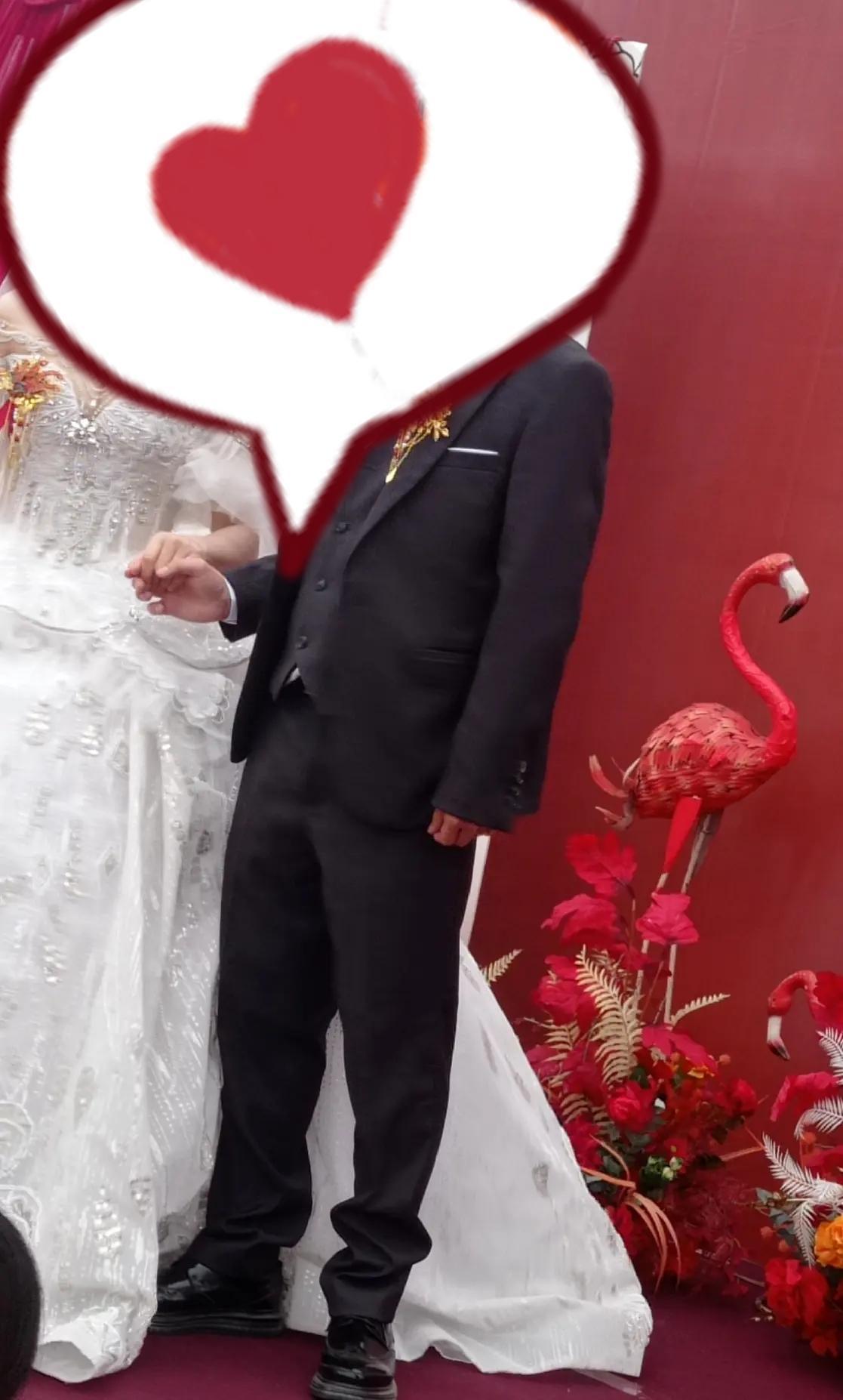 今天参加了一场婚礼，直接把我看懵了！😮

新娘是在上海一家医院当主治医生，以前