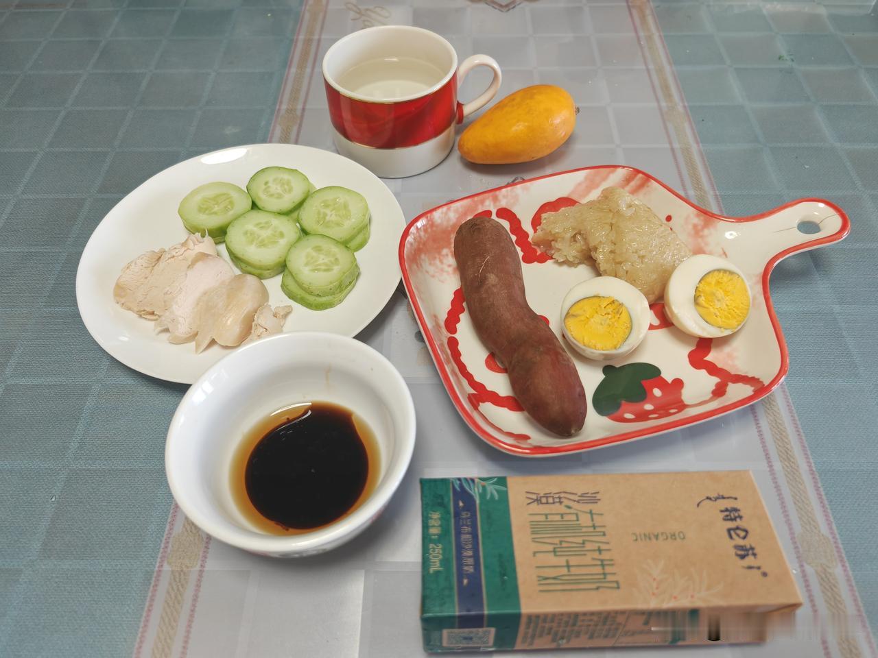 今天的早餐吃的多样化～
早晨老公五点半就上班了，我给他带了两个鸡蛋，一个小地瓜，