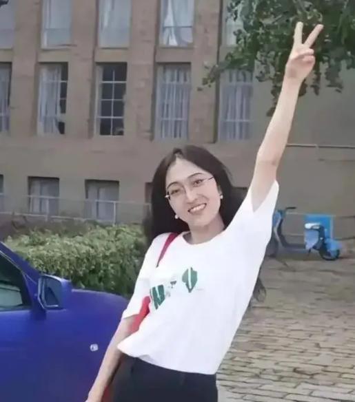 杨某媛在飘什么？


家境好的孩子多的是，
但像她这样死鸭子嘴硬的不多。
明明法