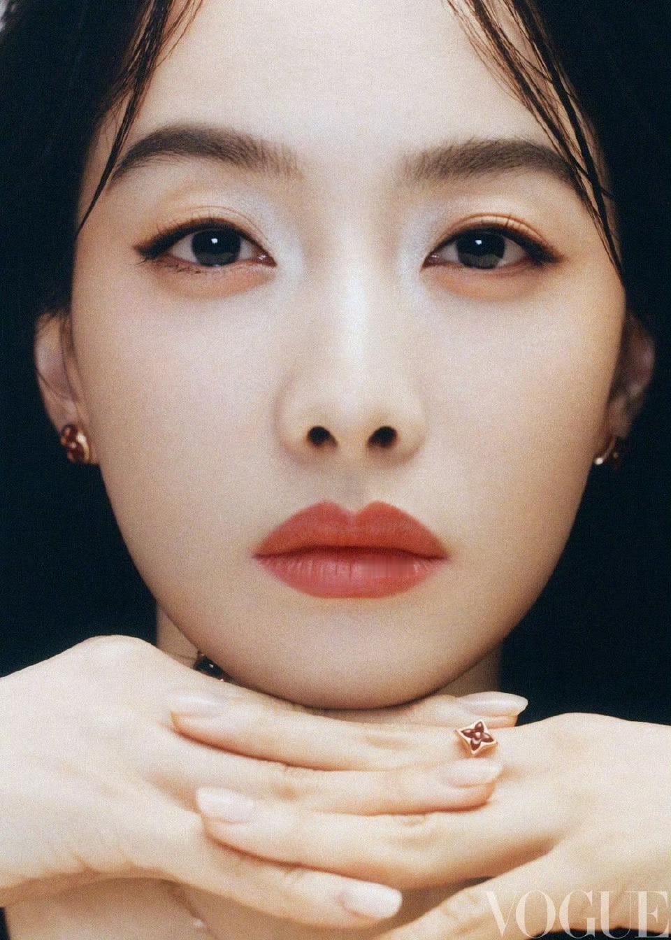 宋茜VOGUE美容报封面宋茜多面唇色VOGUE大片摄影：马海伦 ​​​