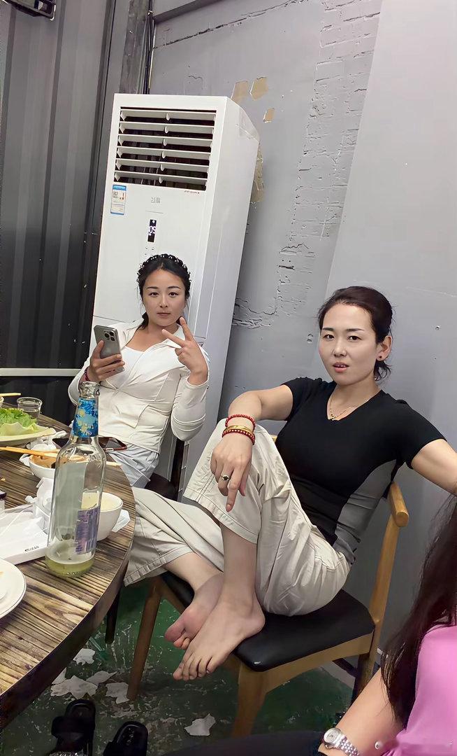 她们离婚证不止三本！酒饮微醺、花赏半开！现在的酒还是少喝一口儿最把牢…… 