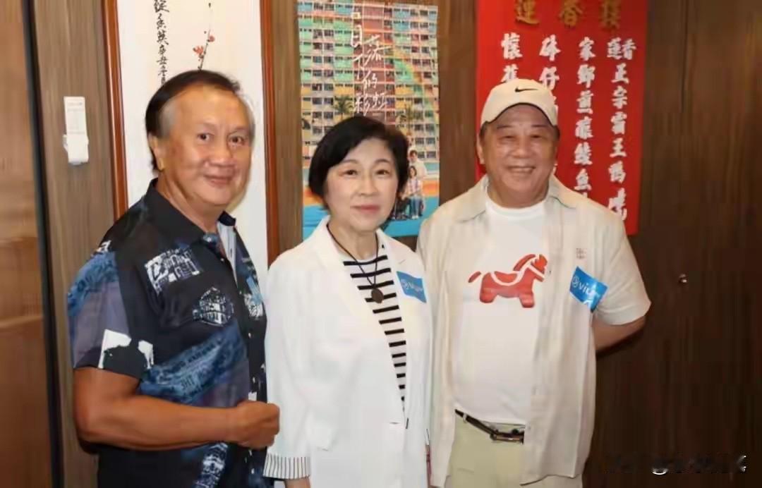 81岁老戏骨秦煌近日惊传患病住院，所幸好友夏雨透露他已平安出院，还曾在探望时贴心