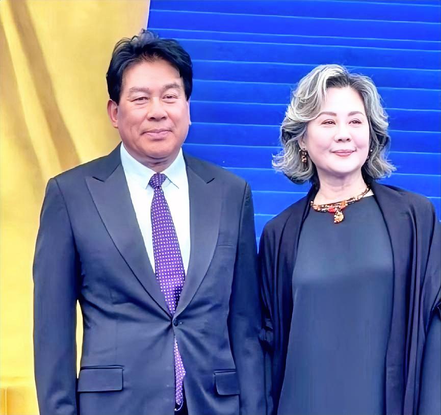 63岁的女神现身，“满头白发”不影响颜值，气质优雅，风韵犹存，看起来最多50岁