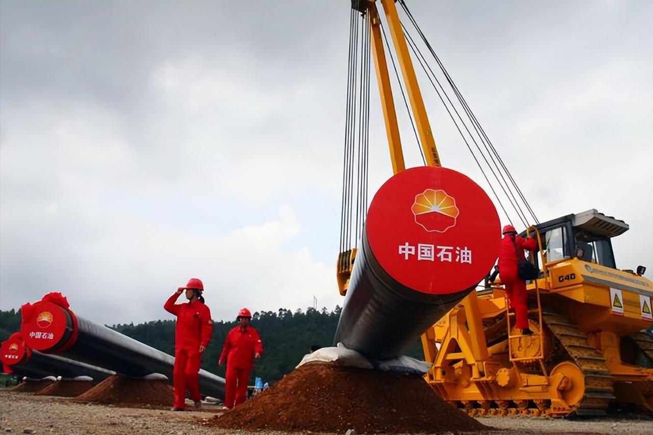 霍尔木兹海峡一封锁，全球能源市场直接乱了套。斯里兰卡宣布四天工作制省油，巴基斯坦