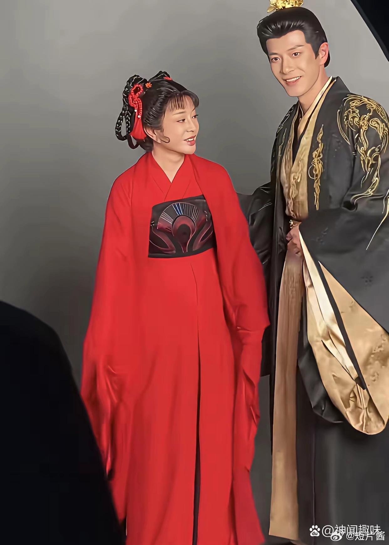 75岁刘晓庆和年轻演员拍摄宣传照，一身大红再扮少女 