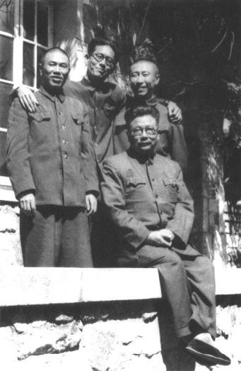 1951年9月15日，邓华(左一)与李克农(坐者)、乔冠华(左二)、解方(左三)