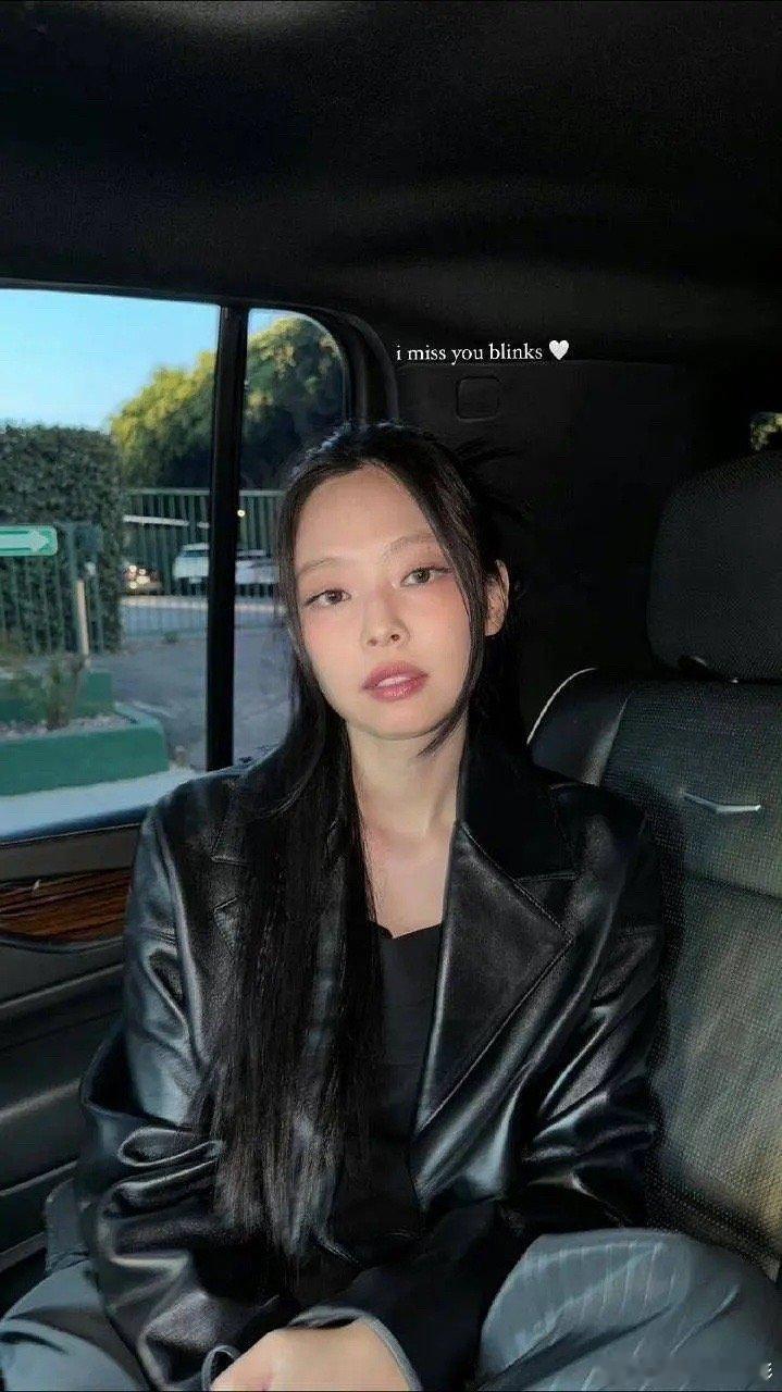 Jennie 的脸怎么垮成这样了[跪了]天天熬夜吗 ​​​