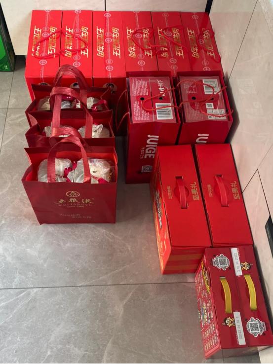 儿子的订婚宴终于定下了！昨天，我买了3瓶五粮液、3盒高档普洱茶叶等13样礼物，还