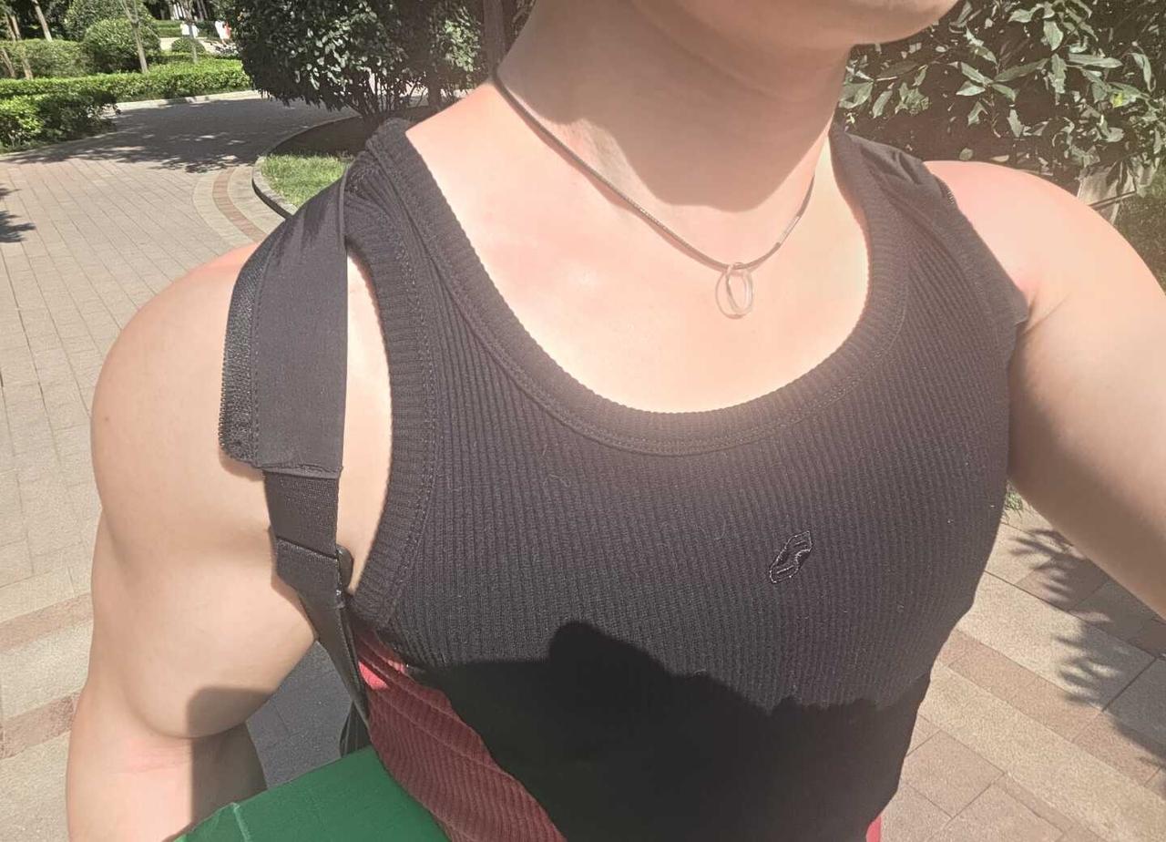 你们热吗？感觉快五分熟了
太热了。太热了。你们不热吗？这么热的天去什么健身房。在