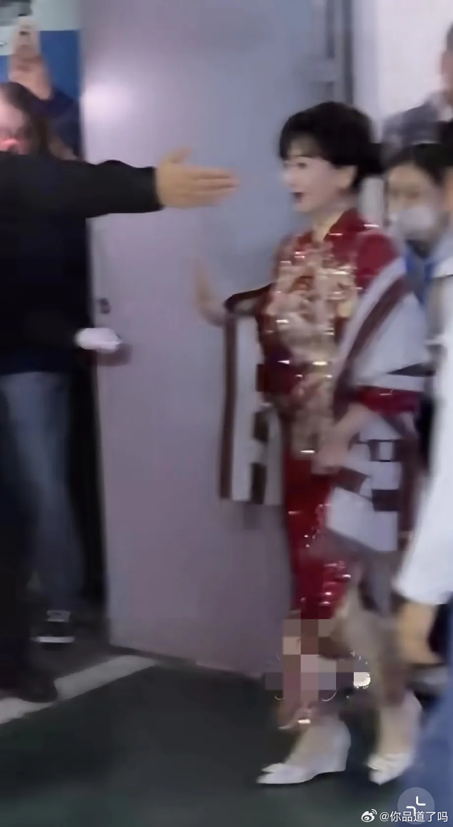 赵雅芝不远万里赶到了安徽滁州的凤阳县参加群星拼盘演唱会，当天晚上演唱会的地点很简