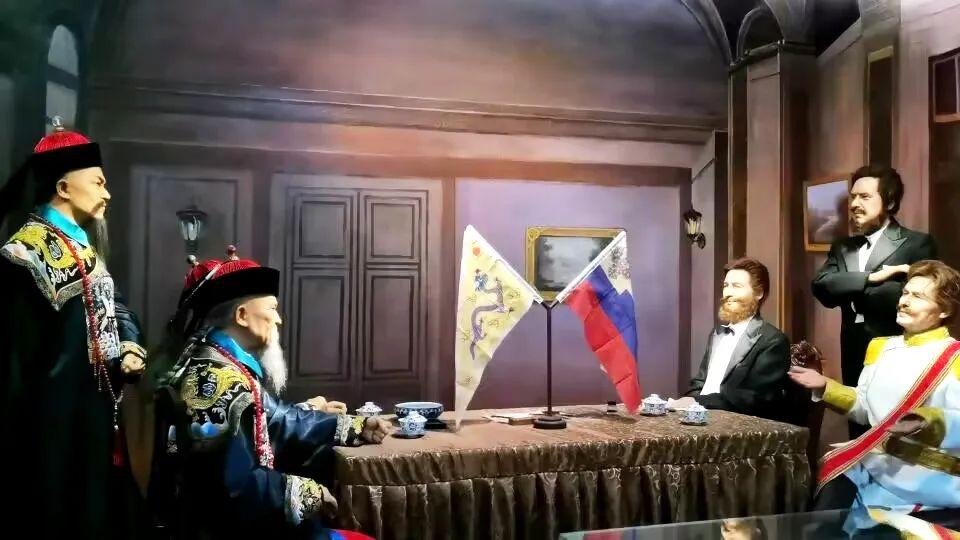 1875年，大清朝堂上，一场关乎国运的吵架，把两个重臣打成了对头。 
 
一边是