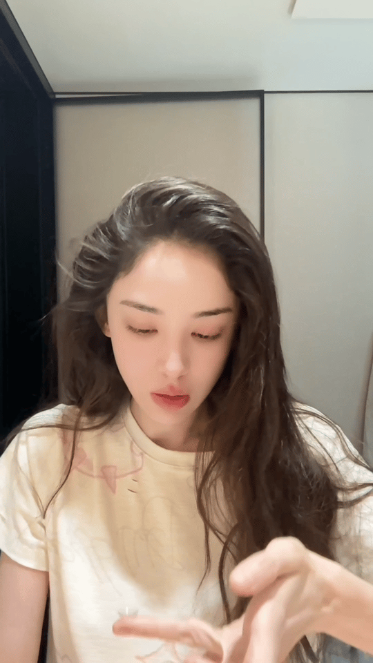 娜扎这一大早忙叨的刷到娜扎分享的晨间护肤日常，我直接瞳孔地震！这状态也太绝了吧，