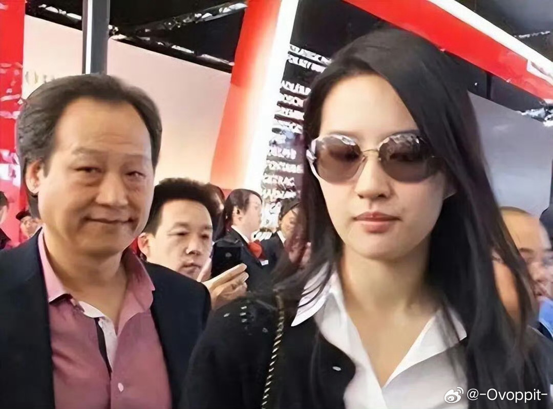 刘亦菲父亲是驻外外交官兼大学教授成人礼也是干爹举办的，能不能多夸夸干爹，刘亦菲和