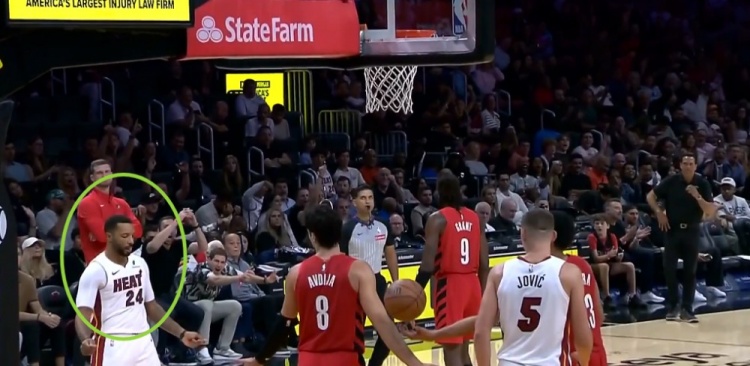 享受比赛！约维奇三分穿针 鲍威尔闭眼打响指庆祝