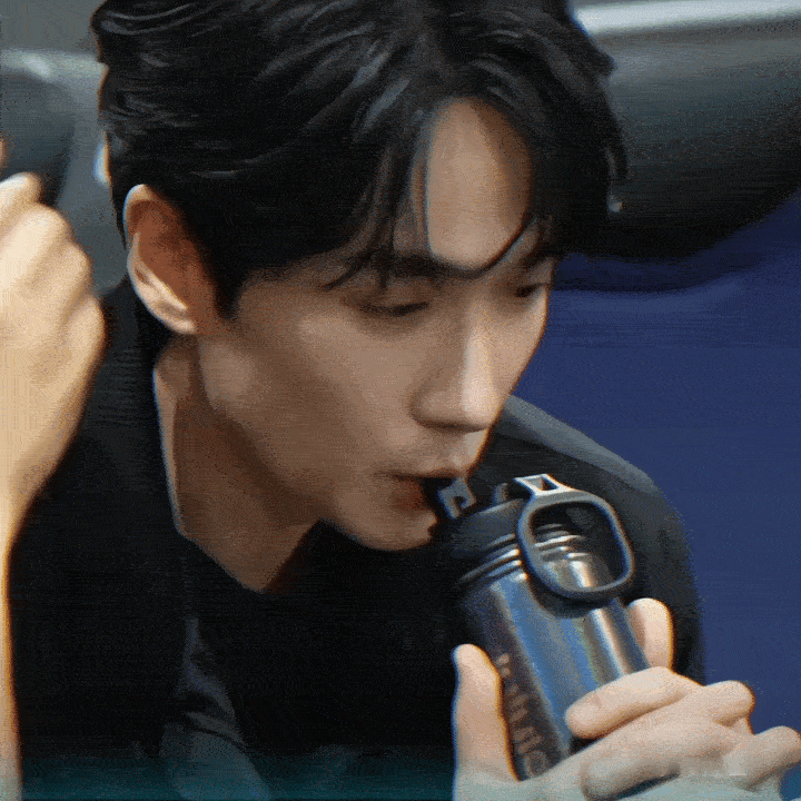 小猫咪喝水朱一龙