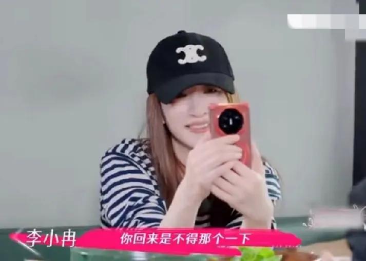 谢娜和李小冉吃饭的时候，何炅给谢娜打来了视频电话，两人寒暄了几句，坐在谢娜对面的