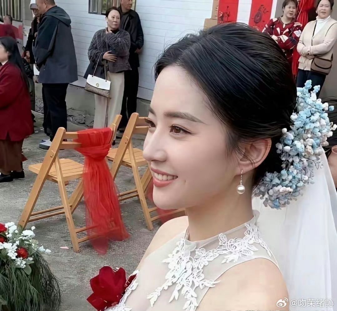 这个新娘未免也长得也太像刘亦菲了 