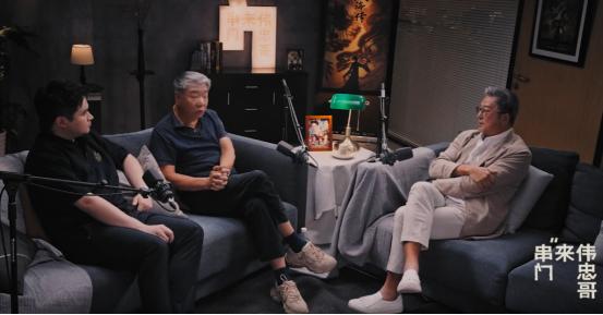 在王伟忠先生制作的今日头条独家视频节目《伟忠哥来串门》中，知名导演郑晓龙分享了他
